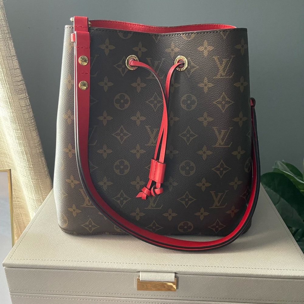 💯 authentic Louis Vuitton NeoNoe SOLD